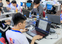 Sinh viên các trường đại học tham gia cuộc thi tìm kiếm Tài năng an toàn thông tin tổ chức tại Trường Đại học Công nghệ thông tin và truyền thông Việt - Hàn (Đại học Đà Nẵng). Ảnh: THU HÀ