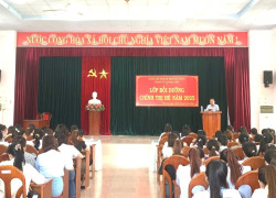 Đảng ủy xã Đại Lộc bồi dưỡng chính trị hè năm 2025 cho cán bộ, giáo viên, nhân viên các trường học. Ảnh: N.T.T