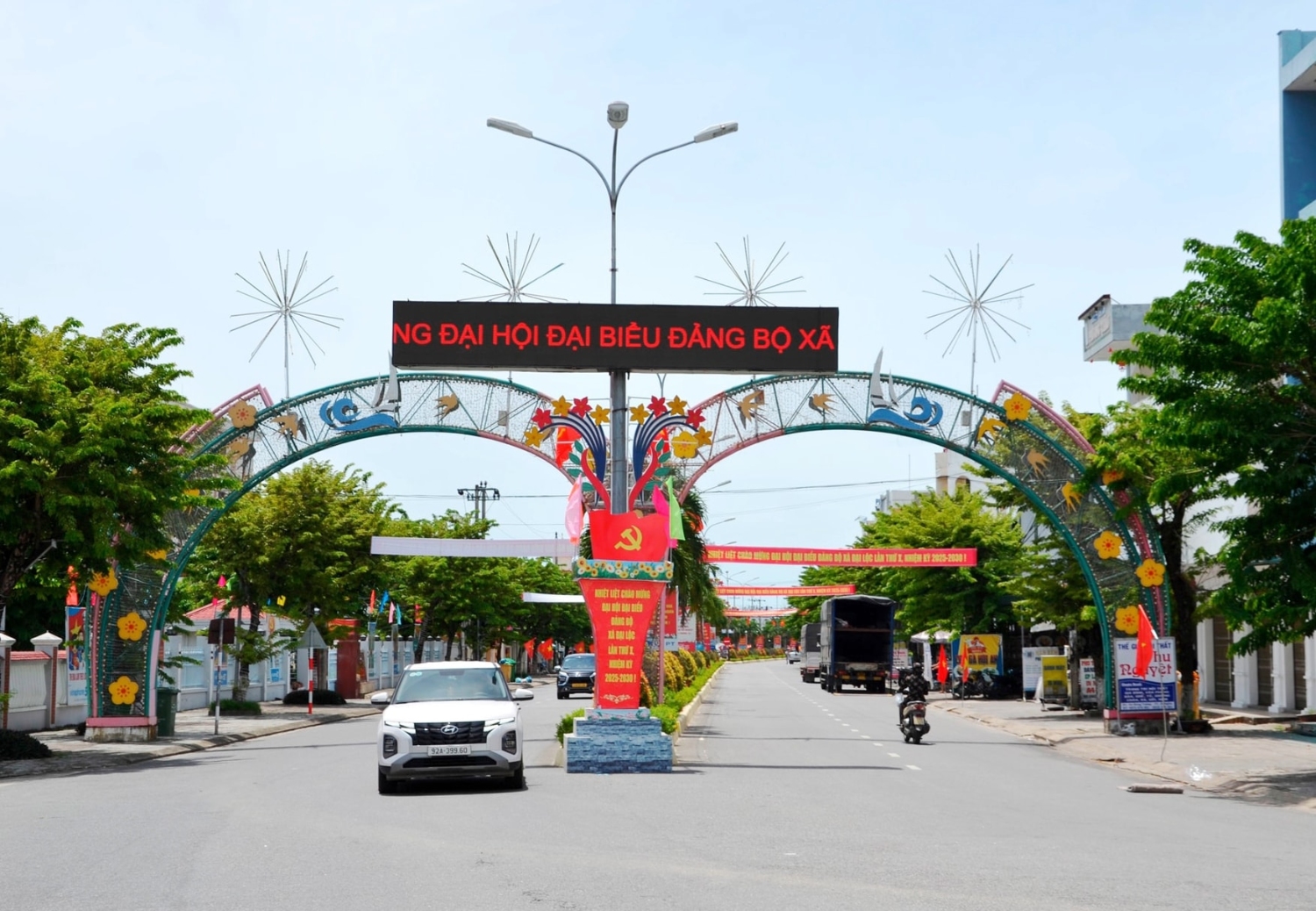 Tuyên truyền trực quan Đại hội đại biểu Đảng bộ xã Đại Lộc trên tuyến đường Hùng Vương qua trung tâm xã. Ảnh: CÔNG TÚ