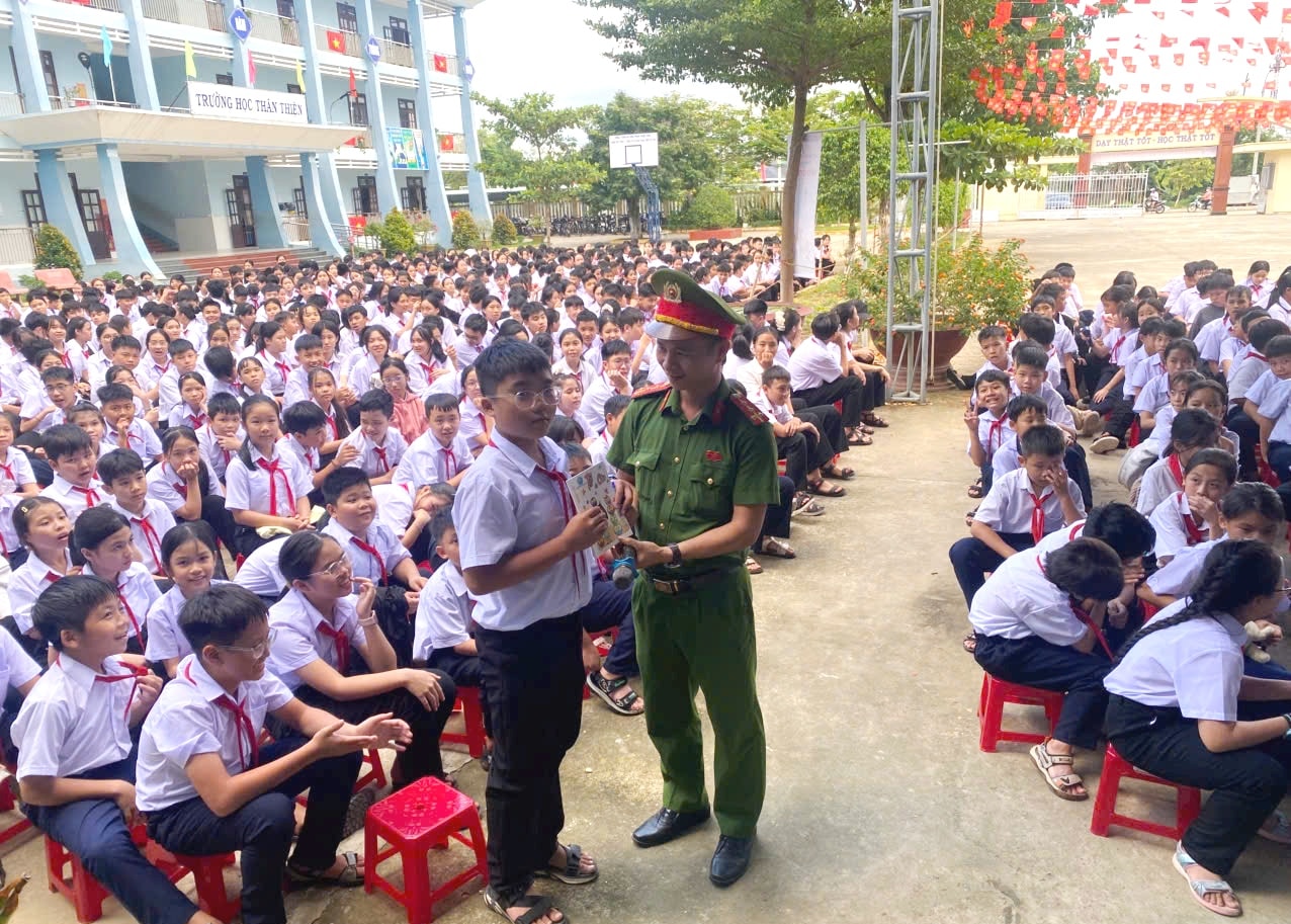 Một đội viên Trường THCS Nguyễn Trãi (xã Đại Lộc) được nhận phần quà động viên sau khi trả lời đúng câu hỏi do ban tổ chức đưa ra. Ảnh: KHẢI KHIÊM