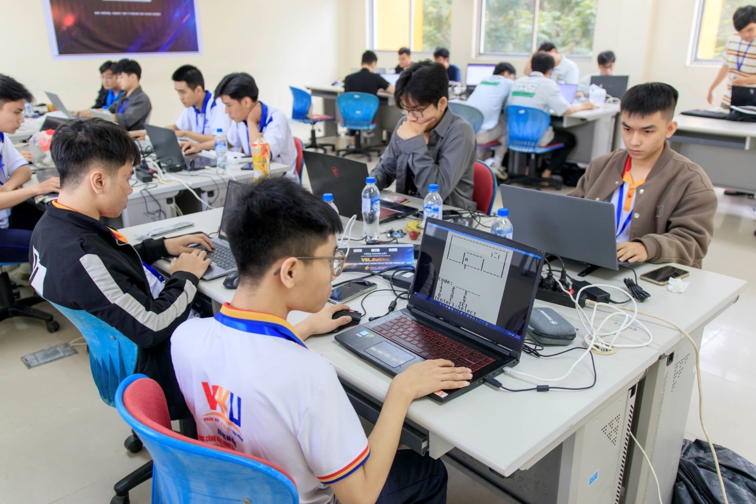 Sinh viên các trường đại học tham gia cuộc thi tìm kiếm Tài năng an toàn thông tin tổ chức tại Trường Đại học Công nghệ thông tin và truyền thông Việt - Hàn (Đại học Đà Nẵng). Ảnh: THU HÀ