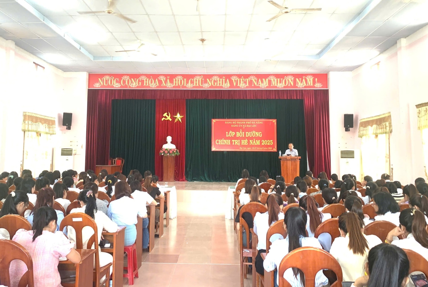 Đảng ủy xã Đại Lộc bồi dưỡng chính trị hè năm 2025 cho cán bộ, giáo viên, nhân viên các trường học. Ảnh: N.T.T