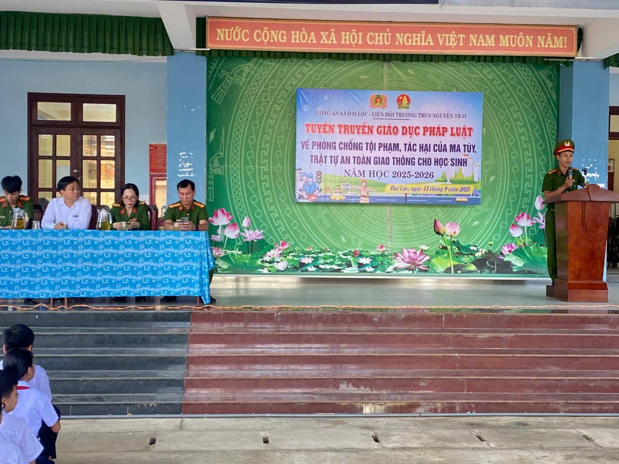 LIÊN ĐỘI TRƯỜNG THCS NGUYỄN TRÃI PHỐI HỢP VỚI CÔNG AN XÃ ĐẠI LỘC TỔ CHỨC TUYÊN TRUYỀN, GIÁO DỤC PHÁP LUẬT.