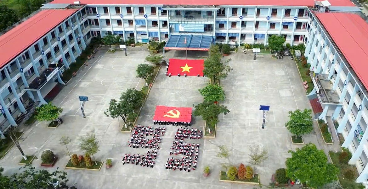 Trường THCS Nguyễn Trãi (thị trấn Ái Nghĩa cũ) được xây dựng mới kiên cố, khang trang. Ảnh: T.PHƯƠNG