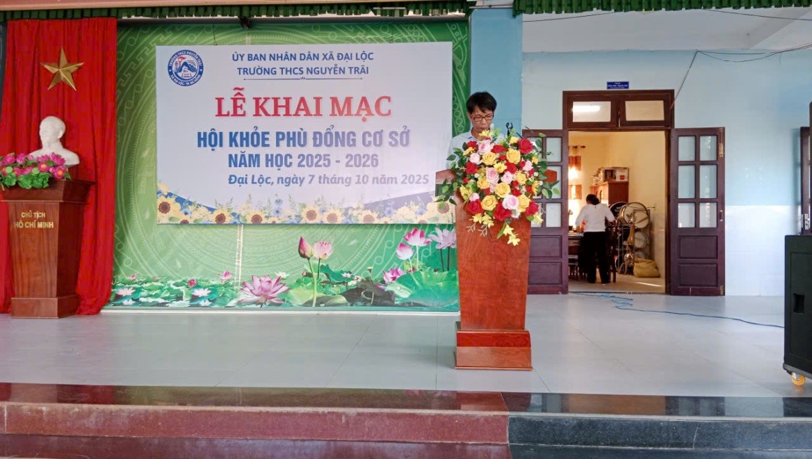 Ảnh: Thầy giáo Nguyễn Văn Phương đọc thư của Chủ tịch Hồ Chí Minh về toàn dân tập thể dục, với nhan đề "Sức khỏe và thể dục" vào ngày 27/3/1946.