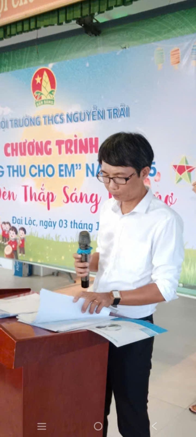 Ảnh: Thầy giáo: Nguyễn Văn Phương- GV TPT đọc thư của Chủ tịch nước Lương Cường chúc mừng thiếu nhi nhân dịp tết Trung thu 2025.