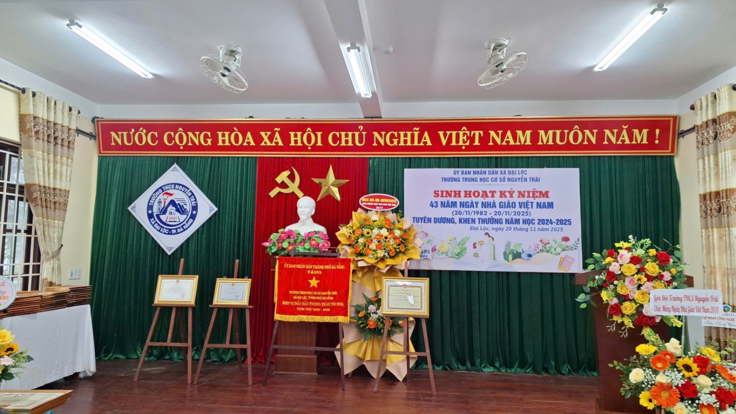 Toàn cảnh lễ sinh hoạt kỉ niệm 43 năm ngày Nhà giáo Việt Nam