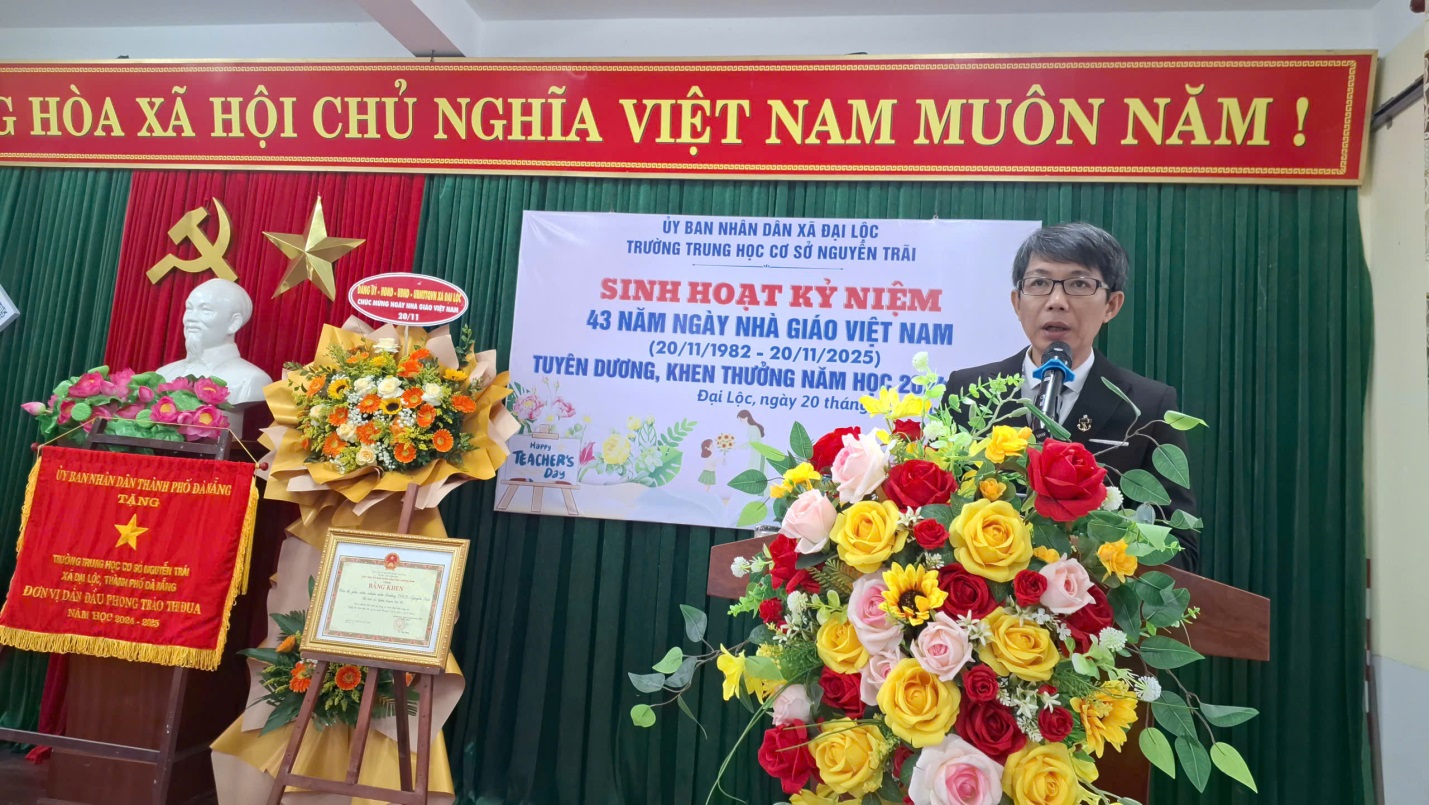 Thầy giáo Nguyễn Văn Phương (GV-TPT Đội ) điều hành lễ kỷ niệm 43 năm Ngày Nhà giáo Việt Nam của trường THCS Nguyễn Trãi