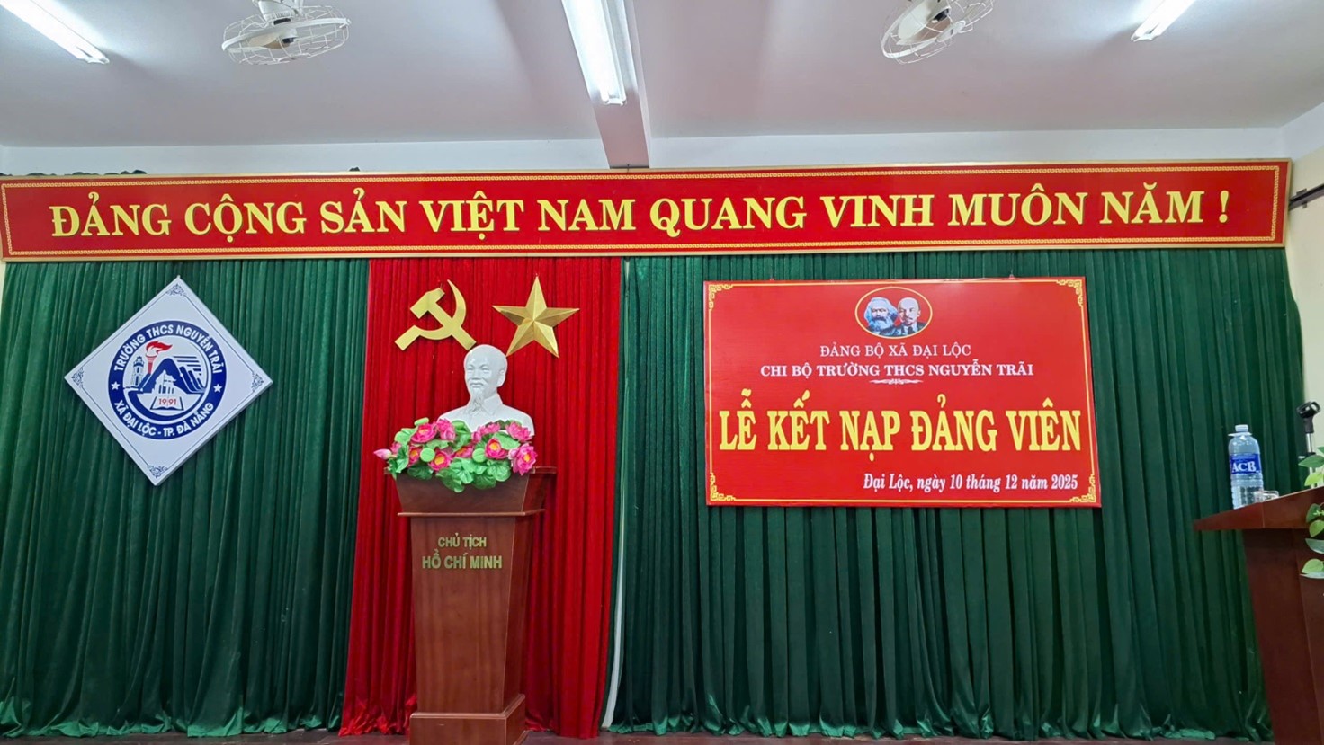 CHI BỘ TRƯỜNG THCS NGUYỄN TRÃI TỔ CHỨC LỄ KẾT NẠP ĐẢNG VIÊN MỚI