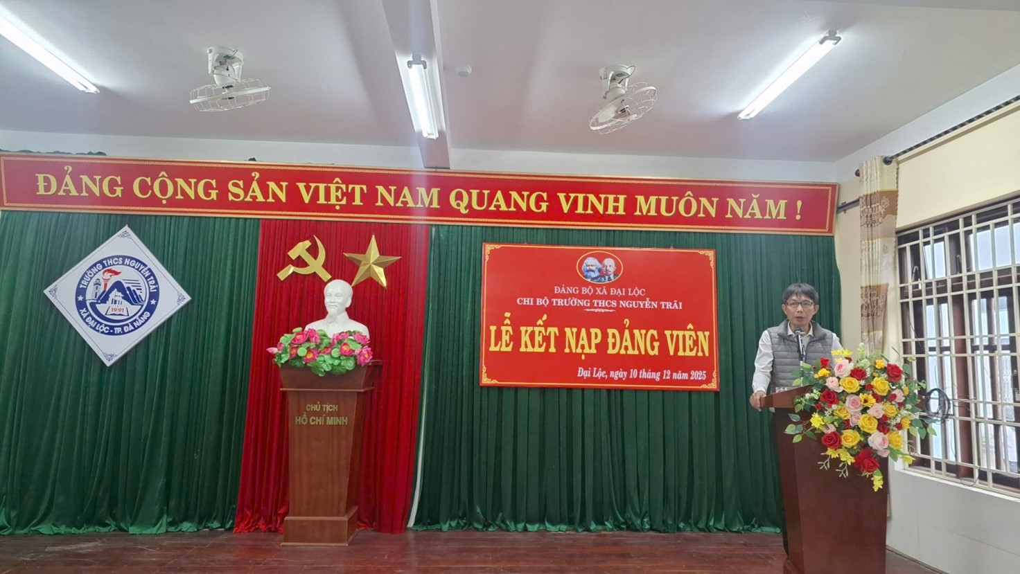 *Ảnh: Đồng chí Nguyễn Văn Phương (đảng viên) điều khiển chương trình Lễ kết nạp đảng viên mới.