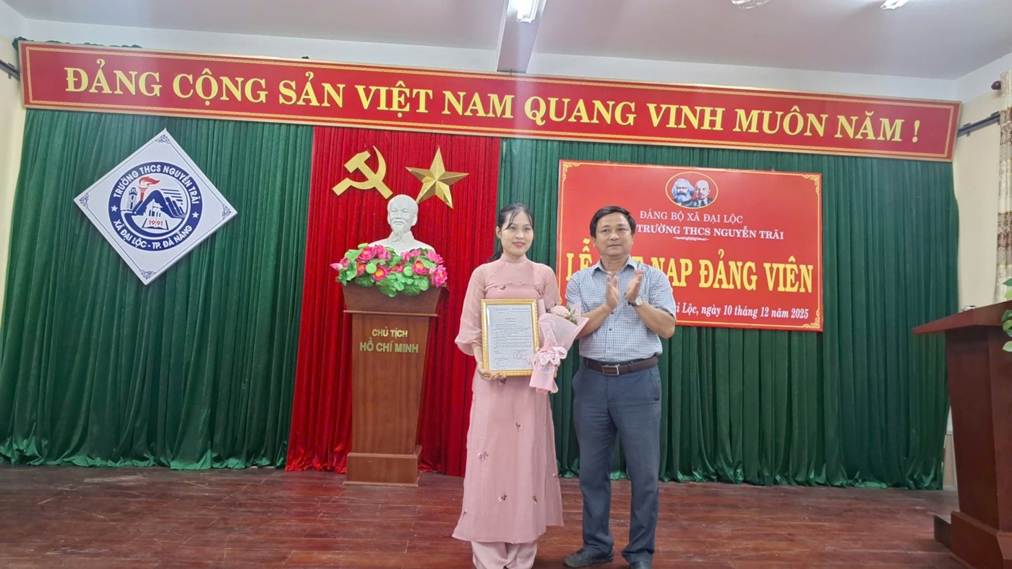 *Ảnh: Đồng chí Trương Ngọc Thu (BT chi bộ) trao Quyết định kết nạp Đảng viên mới và tặng hoa chúc mừng đồng chí Trương Thị Phượng- đảng viên mới.