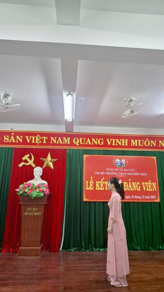 *Ảnh: Đồng chí Trương Thị Phượng –đảng viên mới đọc lời Tuyên thệ