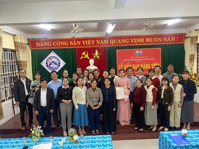 Ảnh: Chi bộ trường THCS Nguyễn Trãi chụp ảnh chúc mừng đảng viên mới.