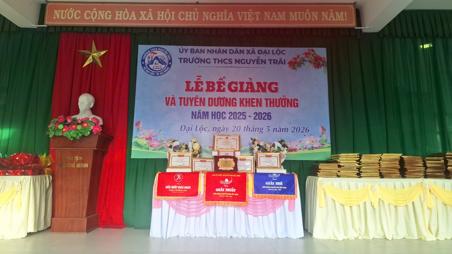 TRƯỜNG THCS NGUYỄN TRÃI LONG TRỌNG TỔ CHỨC LỄ BẾ GIẢNG VÀ TRAO THƯỞNG NĂM HỌC 2025-2026