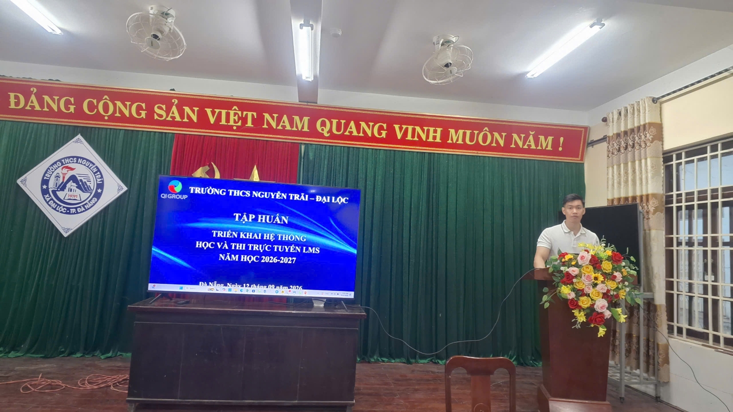 Anh Nguyễn Hữu Quốc Nguyên-Chuyên viên đào tạo Tập đoàn công nghệ Quảng Ích báo cáo trong buổi tập huấn sáng ngày 12/9/2026 tại trường THCS Nguyễn Trãi
