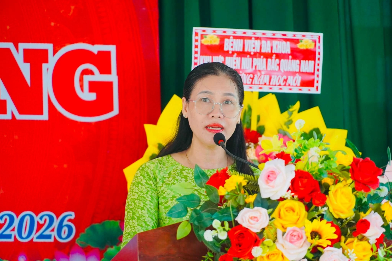 Cô giáo Lê Thị Hiền, Bí thư Chi bộ, Hiệu trưởng nhà trường, phát biểu tại buổi lễ.