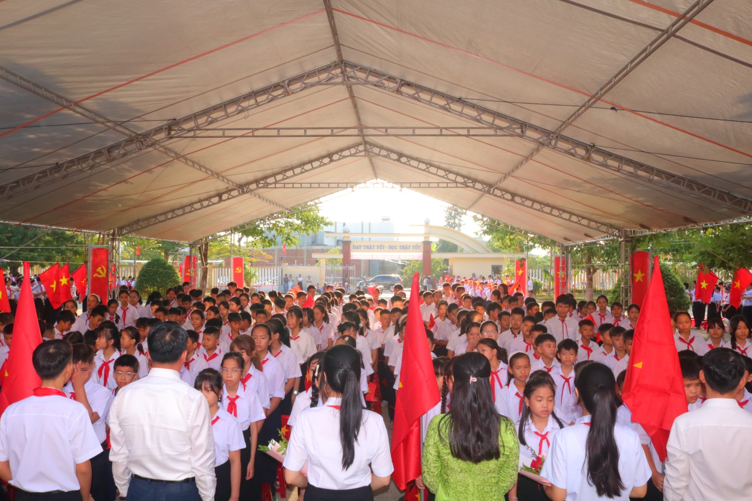 Quý vị đại biểu cùng thầy cô giáo đón chào học sinh lớp 6 vào trường